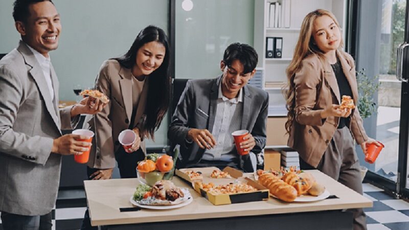 Keeping Attendees Engaged with the Right Seminar Catering Menu