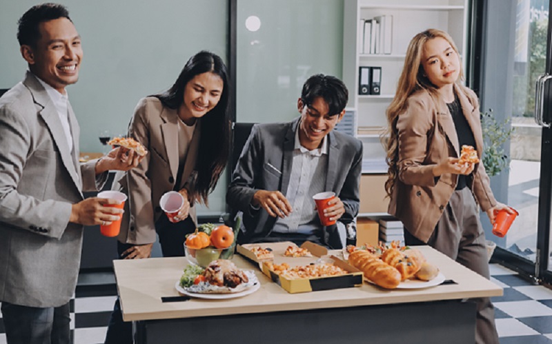 Keeping Attendees Engaged with the Right Seminar Catering Menu
