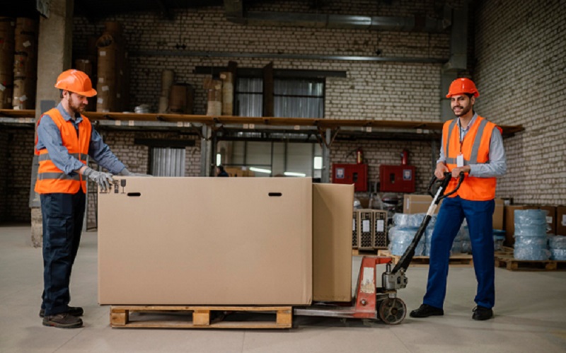Selecting the Right Material Handling Equipment for Heavy-Duty Applications